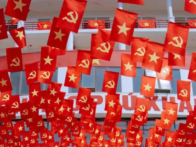 Hòa bình đẹp lắm!: 'Phủ đỏ' trường đại học để lan tỏa lòng yêu nước